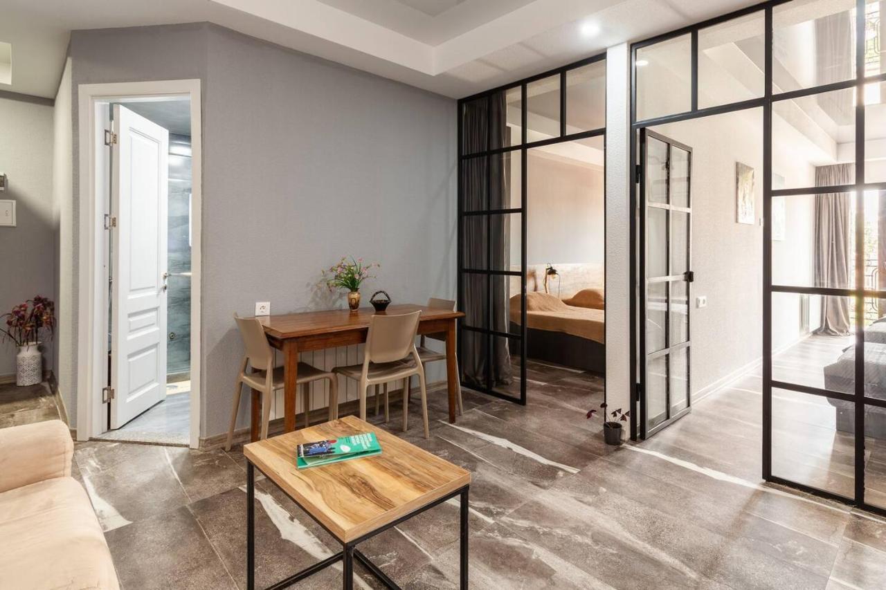 Veli Group Apartment In Old City クタイシ エクステリア 写真