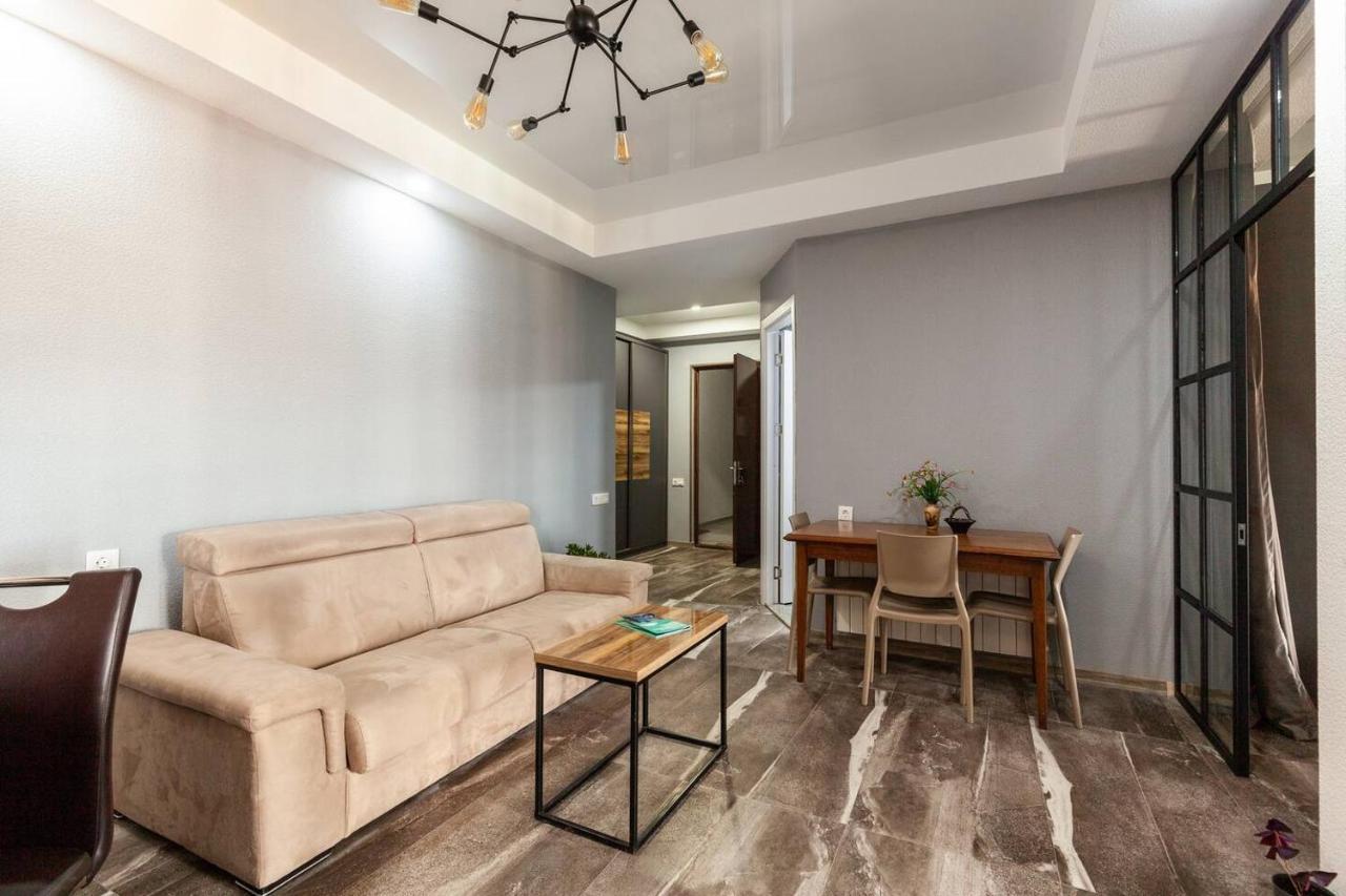 Veli Group Apartment In Old City クタイシ エクステリア 写真