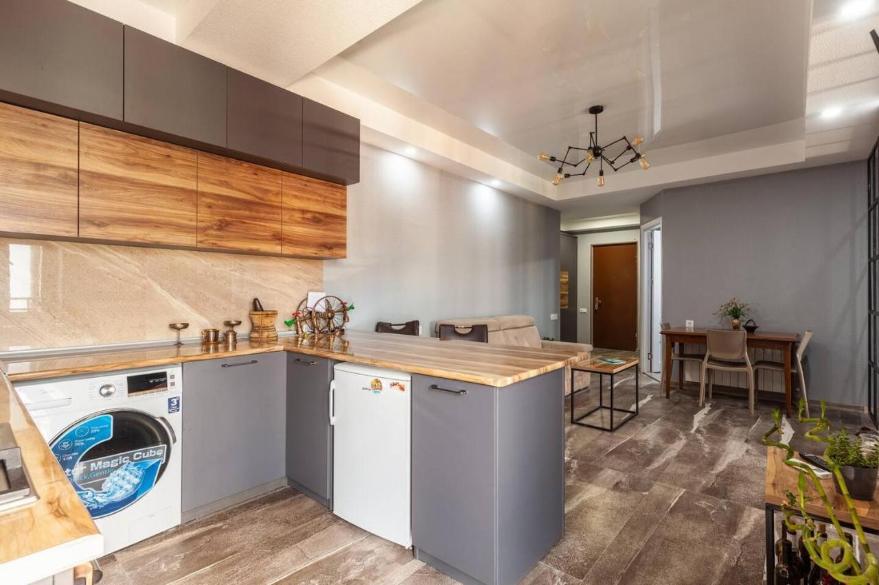 Veli Group Apartment In Old City クタイシ エクステリア 写真